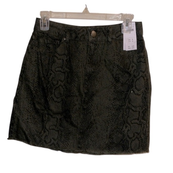 🌹NWT/ HOLLISTER SNAKE PRINT SKIRT - Picture 1 of 3